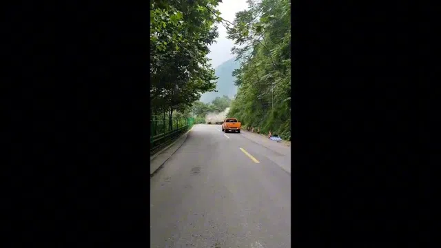 Clip: Sạt lở núi kinh hoàng, tài xế ô tô vội lùi xe thoát thân
