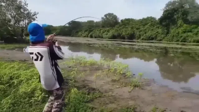 Vừa câu được cá, 2 người đàn ông hốt hoảng bỏ chạy vì thấy thứ đáng sợ