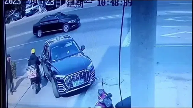 Clip: Tranh cãi, đôi nam nữ đi Audi hung hăng đánh người giữa phố