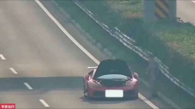 Clip: Dừng giữa đường cao tốc, siêu xe Lamborghini bị tông nát đuôi