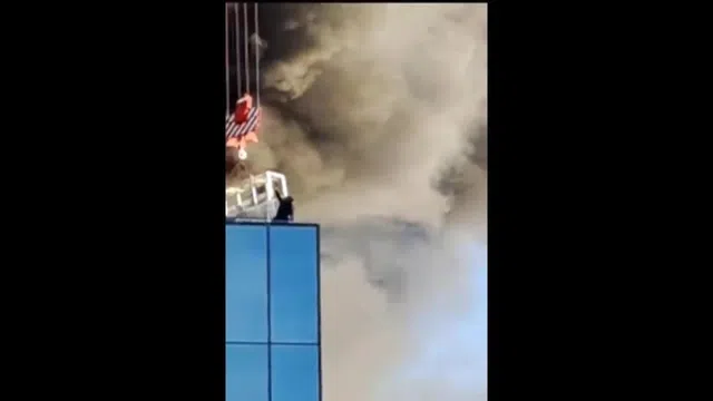 Clip: Giải cứu nam công nhân khỏi tòa nhà đang bốc cháy ngùn ngụt