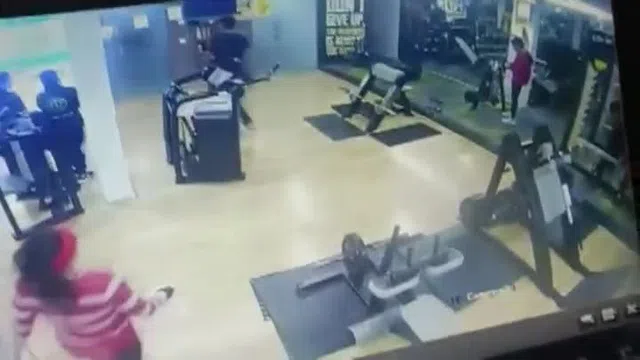 Clip: Lên cơn đau tim, người đàn ông tử vong khi đang tập gym