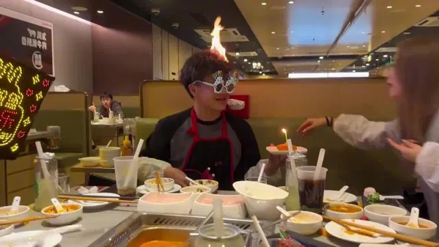 Sự cố kỳ lạ trong lễ sinh nhật của một nam thanh niên ở Trung Quốc