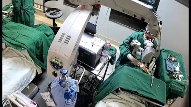 Bác sĩ đấm vào đầu bệnh nhân khi đang phẫu thuật