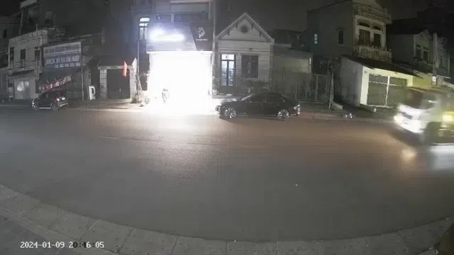 Clip: Người đi xe máy văng lên nóc ô tô sau cú đâm trực diện