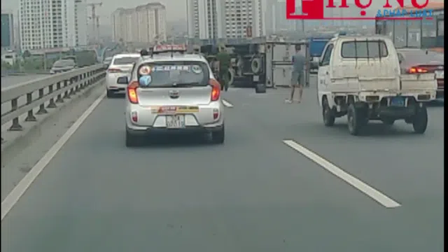 Video: Xe tải mất lái, lật trên cầu Nhật Tân