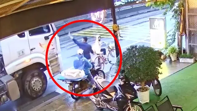 Clip: Kịp thời cứu bé gái trước mũi xe tải, chủ quán cà phê nhận được "cơn mưa" lời khen