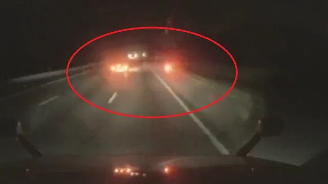 Camera hành trình ghi lại cảnh tài xế nổi cơn thịnh nộ cố tình đâm người đi xe máy trên đường cao tốc