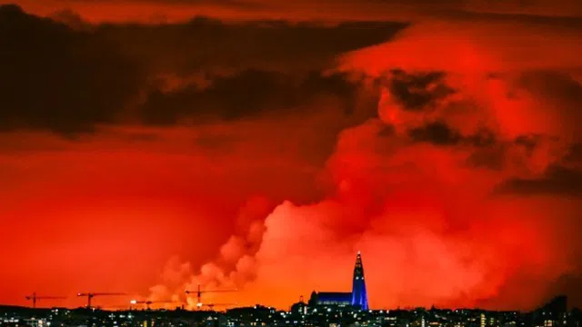 Clip: Khoảnh khắc núi lửa phun trào làm rung chuyển thành phố, dung nham phun cao đỏ rực bầu trời