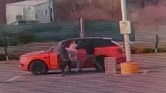 Clip: Kịch tính khoảnh khắc tài xế chống lại 3 tên cướp hung hãn bên ngoài bãi đỗ xe