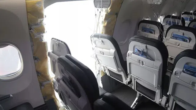 Clip: Khoảnh khắc hành khách giành giật sự sống trong tích tắc giữa không trung khi cánh cửa máy bay bị thổi tung