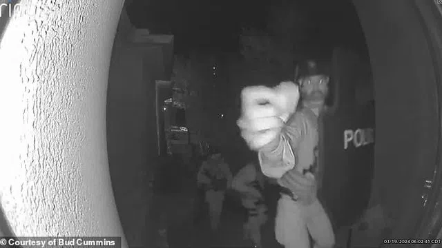 Camera an ninh ghi lại khoảnh khắc khi cảnh sát đột kích nhà riêng đối đầu nghi phạm