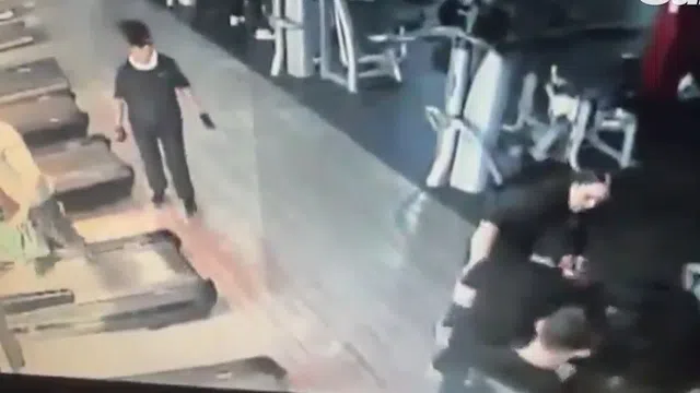 Clip: 2 người phụ nữ đánh nhau vì tranh giành máy tập ở phòng gym