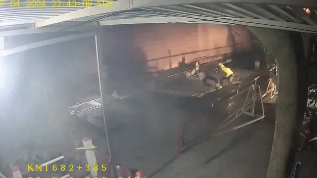 Camera ghi lại giây phút nhân viên gác chắn nỗ lực cứu người đàn ông lao vào đoàn tàu