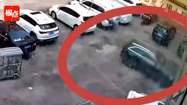 Clip: Nữ tài xế Mercedes lùi xe, tông vào đứa trẻ 2 lần rồi bỏ trốn gây phẫn nộ