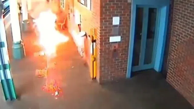 Khoảnh khắc xe đạp điện bốc khói rồi nổ tung khiến lửa lan khắp sân ga