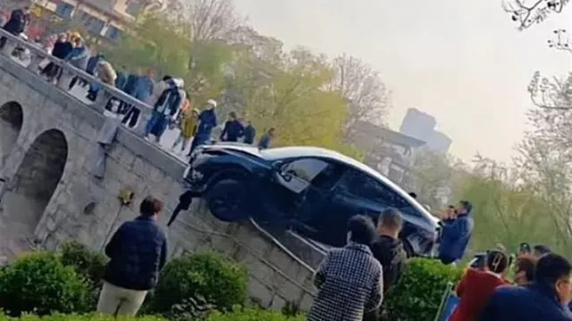 Clip: Hiện trường ô tô mất lái, sau khi tông nhiều người thì mắc kẹt lơ lửng giữa cầu