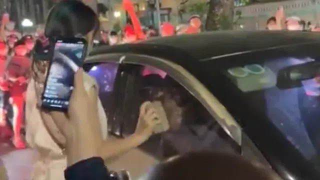 Clip: Người phụ nữ cầm gạch bắt ghen giữa phố Hà Nội, đám đông livestream chật cứng đường