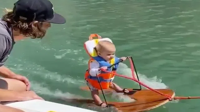 Bé trai 6 tháng tuổi bất ngờ "nổi như cồn" vì lướt ván như vận động viên chuyên nghiệp
