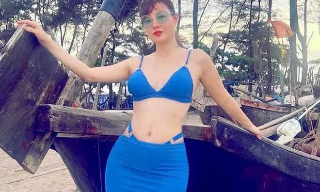 Mặc áo tắm kín đáo, Thanh Hương vẫn khoe được dáng ngọc trên biển