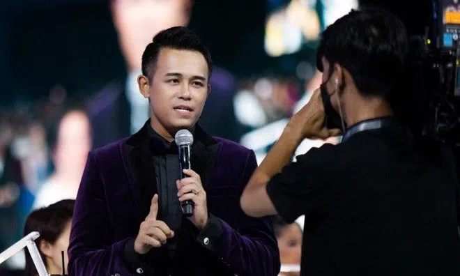 MC Đức Bảo xuất hiện khác lạ, "bắn" tiếng Anh 100% trong đêm Bán kết Hoa hậu Hoàn vũ 2022