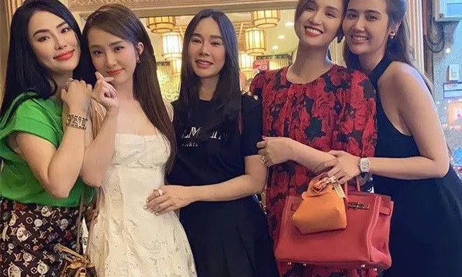 Mặc váy hoa hòe nhưng Lã Thanh Huyền lại mắc lỗi nhẹ, ngọt ngào thì ít mà già đi thì nhiều