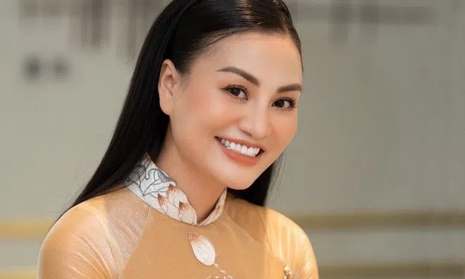 Trần Huyền Nhung dịu dàng trong tà áo dài tham dự sự kiện nhan sắc tại Hà Nội