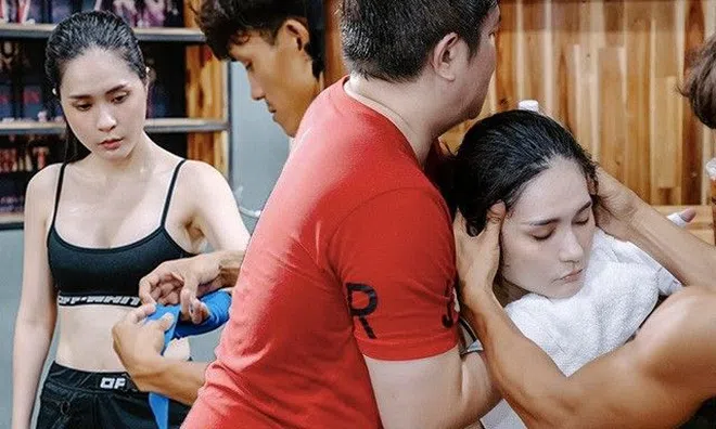 Không biết lượng sức mình, Đoàn Di Băng tập boxing bị ngất xỉu, mặt trắng bệch