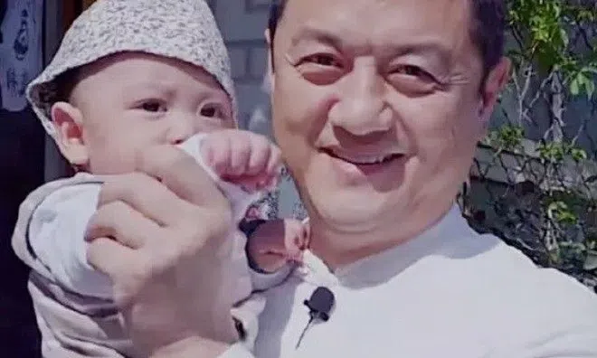 Vợ sinh được 4 tháng, Lý Á Bằng mới khoe con gái, dân mạng tò mò có giống Lý Yên?