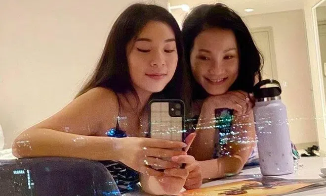 Nhan sắc con gái út vừa hết tuổi teen của Hồng Đào: làn da bánh mật, vóc dáng chuẩn chỉnh