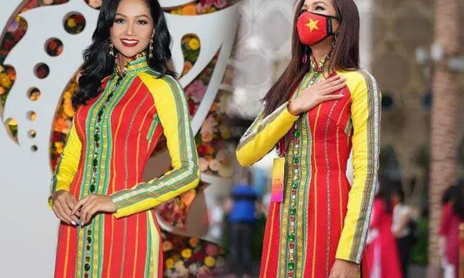 Lạ đời chuyện bà hoàng sắc đẹp sở hữu tài sản kếch xù vẫn mê diện lại đồ cũ