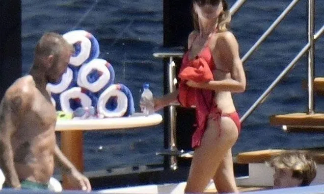 David Beckham mải mê ngắm vợ diện đồ tắm hai mảnh quyến rũ