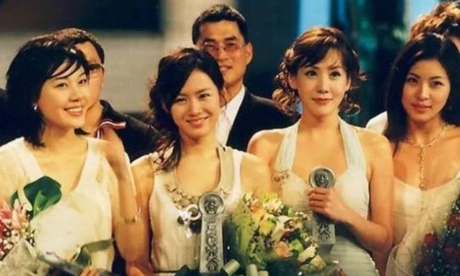 Ảnh 20 năm trước của Son Ye Jin hot trở lại, đánh bại 3 đại mỹ nhân chung khung hình