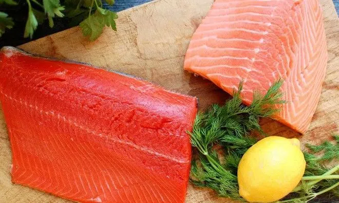 Ăn cá hồi nuôi có độc không? Khác biệt ít biết giữa cá hồi nuôi và cá hồi hoang dã