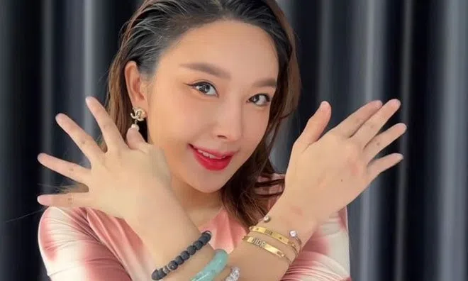 Ngôi sao truyền hình Thái Lan đánh mất hình ảnh vì mặc đồ kín đáo mà phản cảm