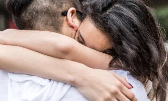 Cứ tưởng có nụ hôn ngọt ngào, cô gái chẳng ngờ sau đó lại rước hoạ vào thân