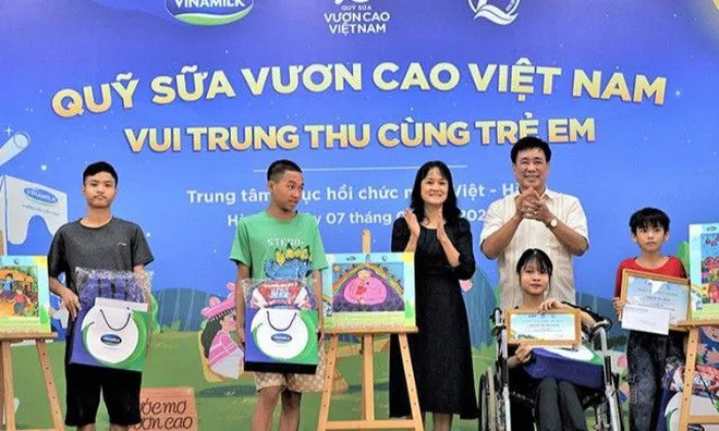 Thêm một mùa Trung thu ấm áp trong hành trình 15 năm của Quỹ sữa Vươn cao Việt Nam