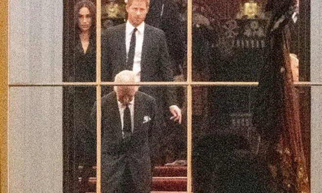 Hoàng gia Anh đón linh cữu Nữ hoàng, Harry không muốn gặp anh trai, Meghan theo sát chồng