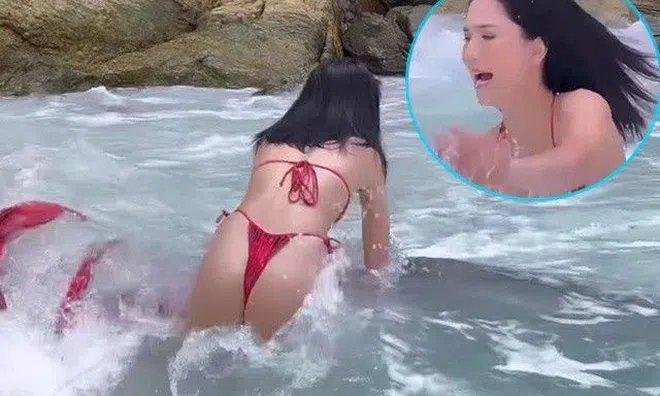 Mải tạo dáng, Ngọc Trinh bị sóng đánh bay mảnh vải che thân, lộ da trắng dáng nuột nà