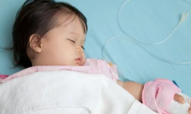 Một phút bất cẩn của mẹ khiến con gái 4 tuổi nguy kịch, BS cảnh báo thói quen gặp hằng ngày của nhiều bố mẹ