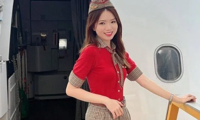 Tiếp viên hàng không trở thành idol TikTok: Có những lúc mình tẩy trang xót mặt chỉ để dựng video vài phút