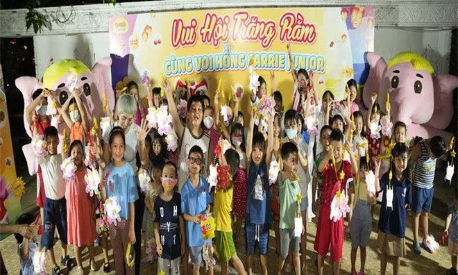 Nhìn lại hành trình “Tắm là vui” của Voi Hồng Carrie Junior