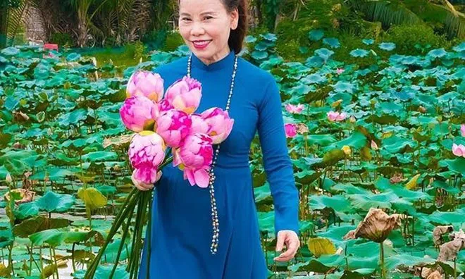 Mẹ ruột Hồ Ngọc Hà mặc kín đáo mừng tuổi mới, U70 không cắt xẻ mà sang trọng