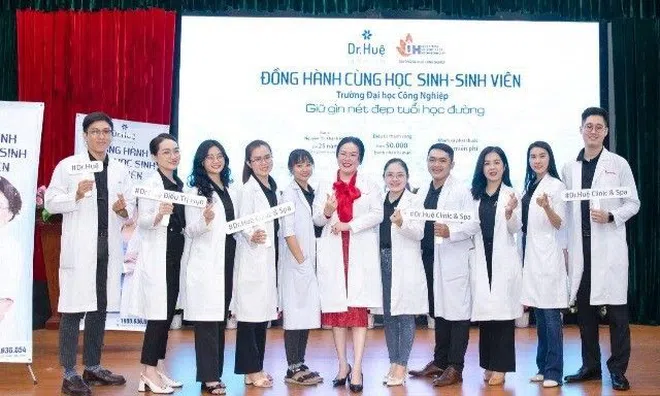 Hàng ngàn sinh viên Đại học Công nghiệp TP. HCM hạnh phúc khi nhận quà bất ngờ từ Dr. Huệ