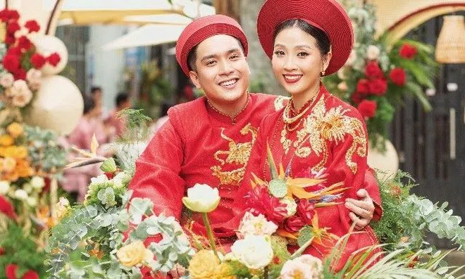 Hành trình sáng tạo thiết kế gia tiên đậm chất Việt của MC Liêu Hà Trinh