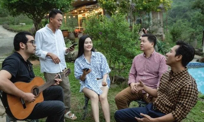 Lương Nguyệt Anh ngồi giữa 3 người đàn ông, tập hát trên đồi nhà NSƯT Việt Hoàn