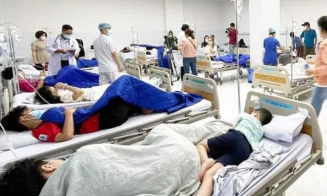 Hơn 200 học sinh nhập viện nghi bị ngộ độc thực phẩm sau bữa trưa ở trường