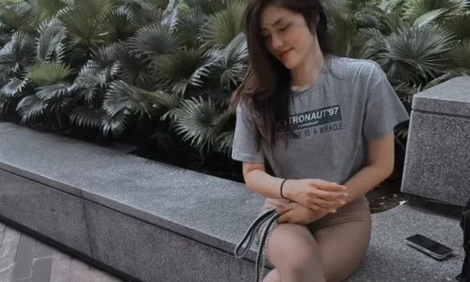 Nàng mẫu 1m84 diện quần bó chẽn màu da người ra phố, nhìn qua cứ ngỡ mặc như không