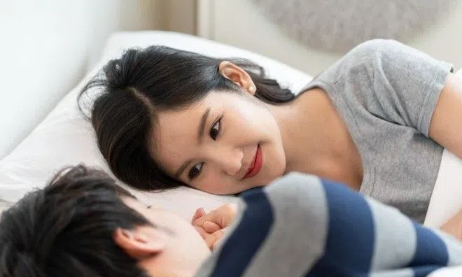 Chưng hửng vì "cậu nhỏ" của người yêu bé quá, cô gái mỗi lần quan hệ đều giả vờ làm điều này