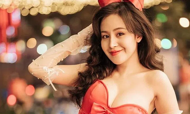 Xuất hiện "bà già Noel" gợi cảm nhất cõi mạng hôm nay, khoe thềm ngực đẫy đà giữa phố sáng đèn